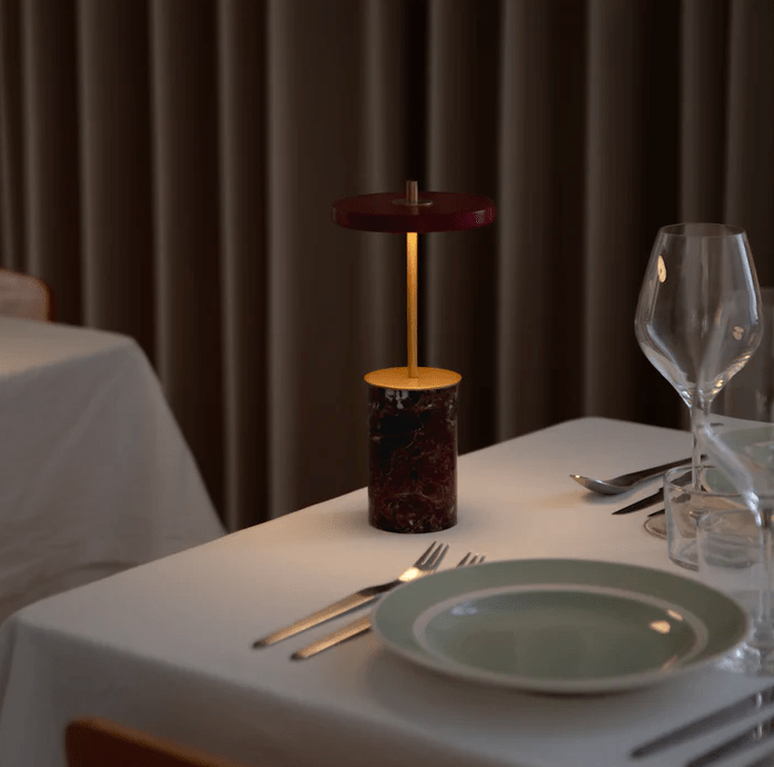 Mobilna czerwona lampa stołowa Asteria Move Mini z możliwością ładowania przez USB