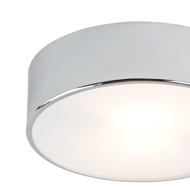 Srebrny plafon łazienkowy Darling o średnicy 25 cm z hartowanego szkła i chromowanym wykończeniem