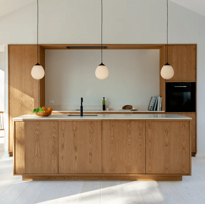 Czarna wisząca lampa Around The World z dmuchanym ryflowanym kloszem