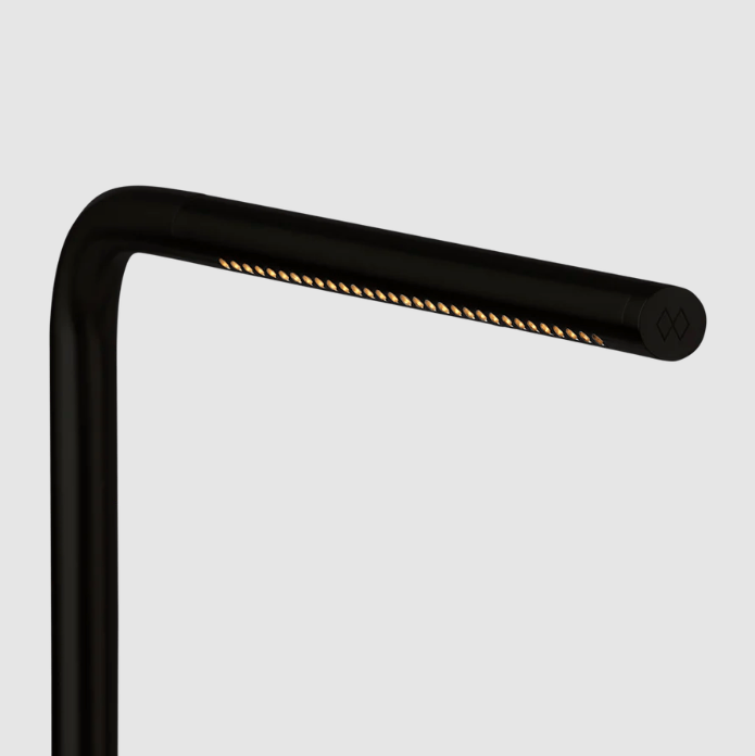 Czarna lampka LED Omni UMAGE DIM z portem USB na biurko