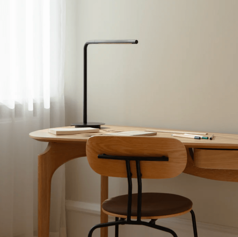 Czarna lampka LED Omni UMAGE DIM z portem USB na biurko