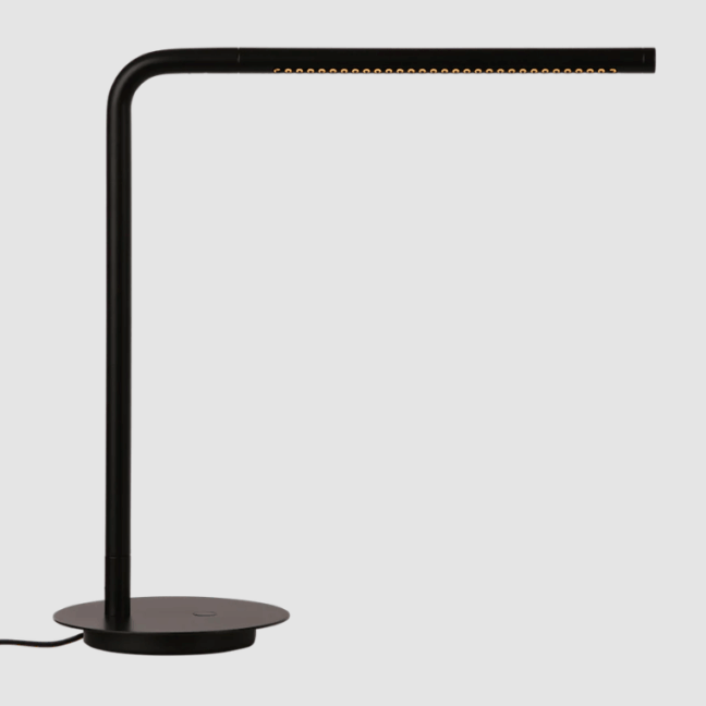 Czarna lampka LED Omni UMAGE DIM z portem USB na biurko