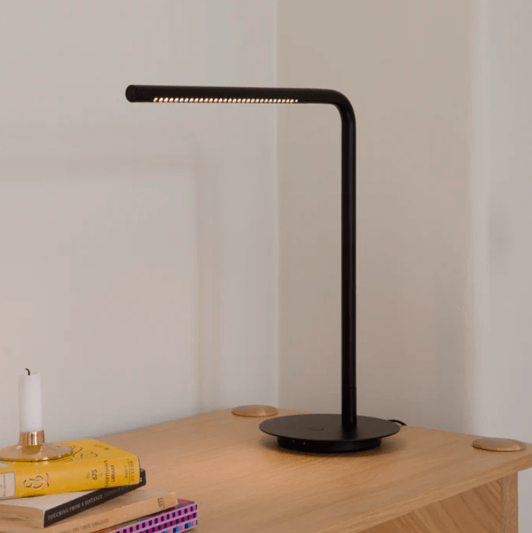 Czarna lampka LED Omni UMAGE DIM z portem USB na biurko