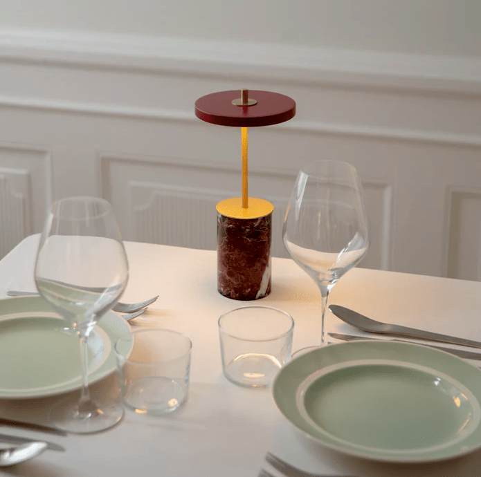 Mobilna czerwona lampa stołowa Asteria Move Mini z możliwością ładowania przez USB