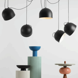 Stylowy wiszący żyrandol Noor 5 z dużymi czarnymi kloszami