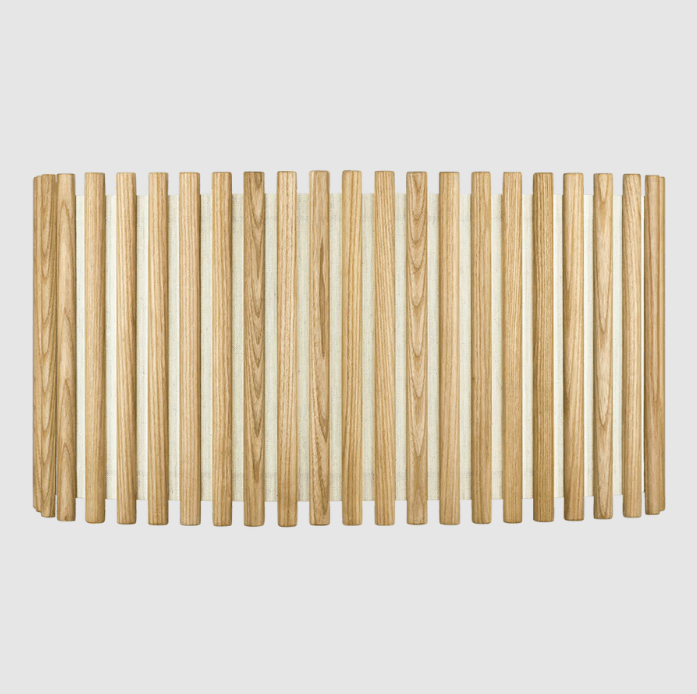 Wisząca lampa drewniana Komorebi z lameli UMAGE w kolorze jasnego dębu, o średnicy 51 cm