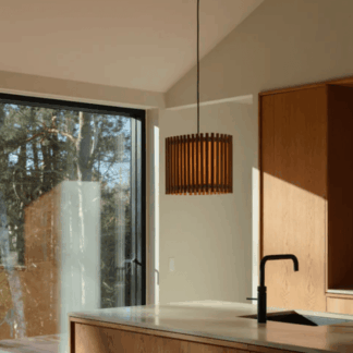 Wisząca lampa Komorebi UMAGE z jasnego drewna, 33 cm