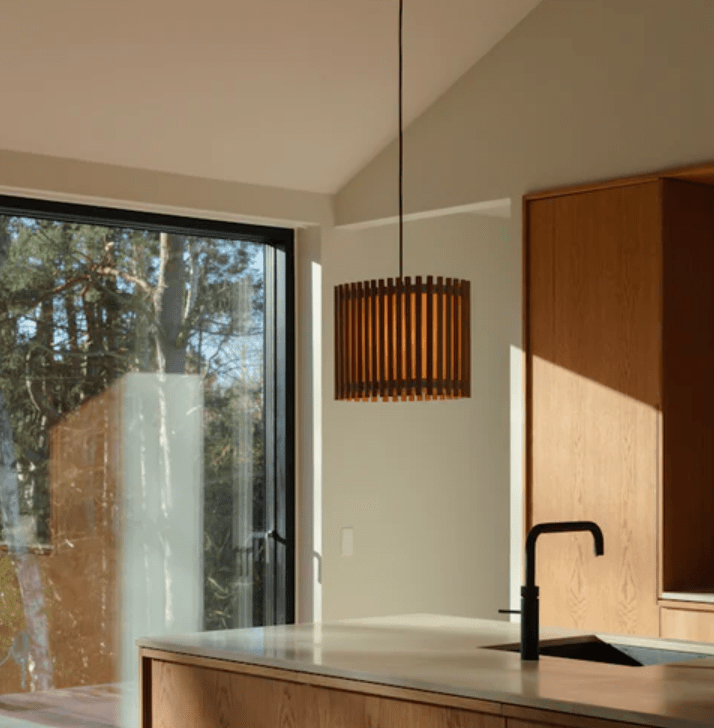 Wisząca lampa Komorebi UMAGE z jasnego drewna, 33 cm