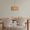 Wisząca lampa drewniana Komorebi z lameli UMAGE w kolorze jasnego dębu, o średnicy 51 cm