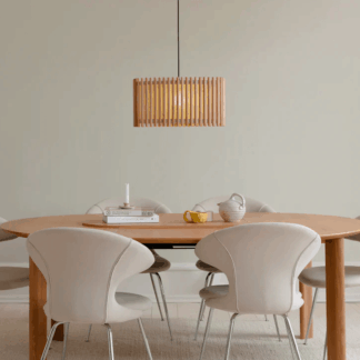 Wisząca lampa drewniana Komorebi z lameli UMAGE w kolorze jasnego dębu, o średnicy 51 cm