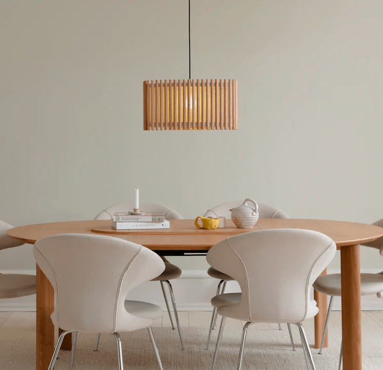 Wisząca lampa drewniana Komorebi z lameli UMAGE w kolorze jasnego dębu, o średnicy 51 cm