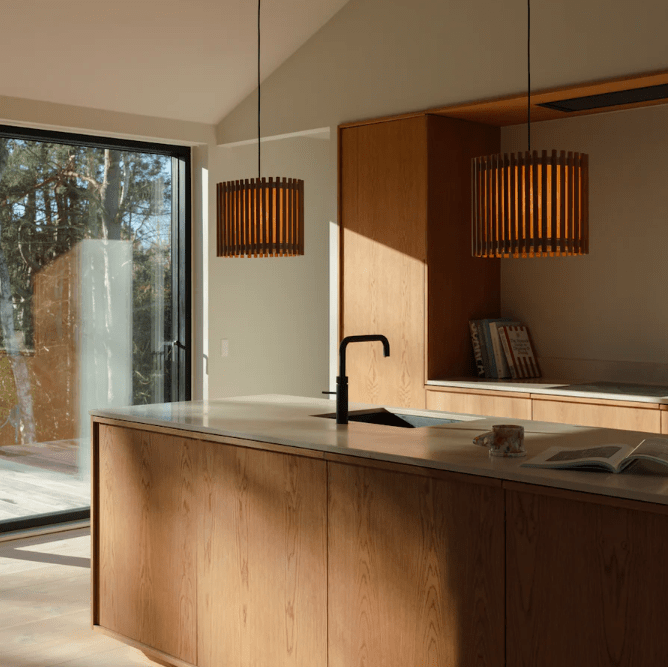 Wisząca lampa prostokątna Komorebi z drewnianych lameli w kolorze ciemnego dębu, 51 cm, UMAGE