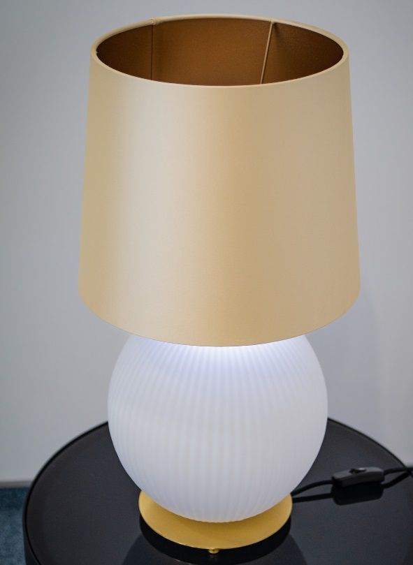 Biała lampa stołowa Hamilton z satynowym abażurem