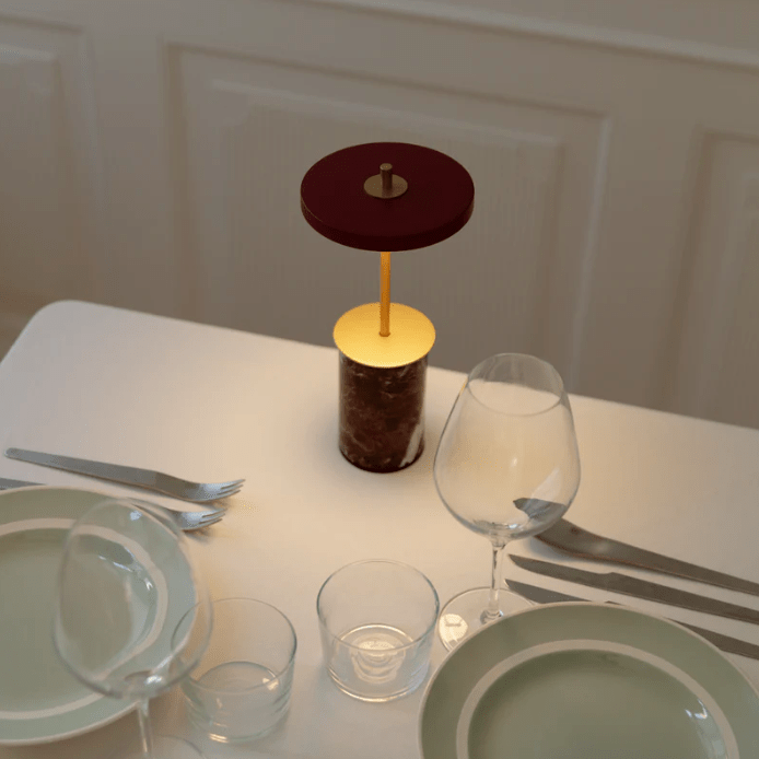 Mobilna czerwona lampa stołowa Asteria Move Mini z możliwością ładowania przez USB