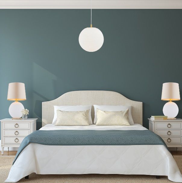 Biała lampa stołowa Hamilton z satynowym abażurem