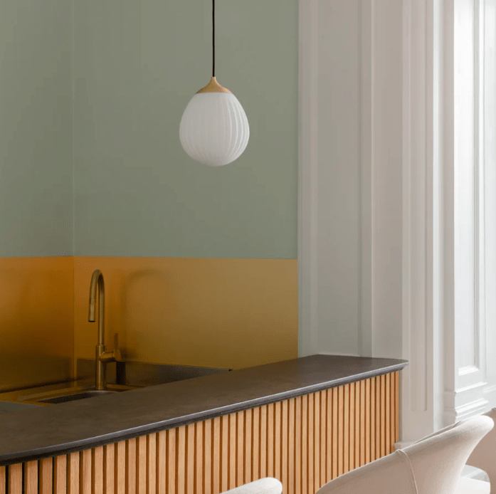 Żłobiona lampa wisząca Around The World w szczotkowanym mosiądzu