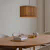 Wisząca lampa prostokątna Komorebi z drewnianych lameli w kolorze ciemnego dębu, 51 cm, UMAGE