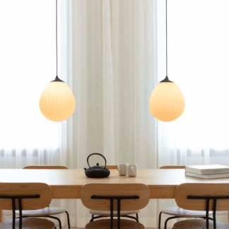 Duża, czarno-biała lampa wisząca w kształcie kropli Around The World