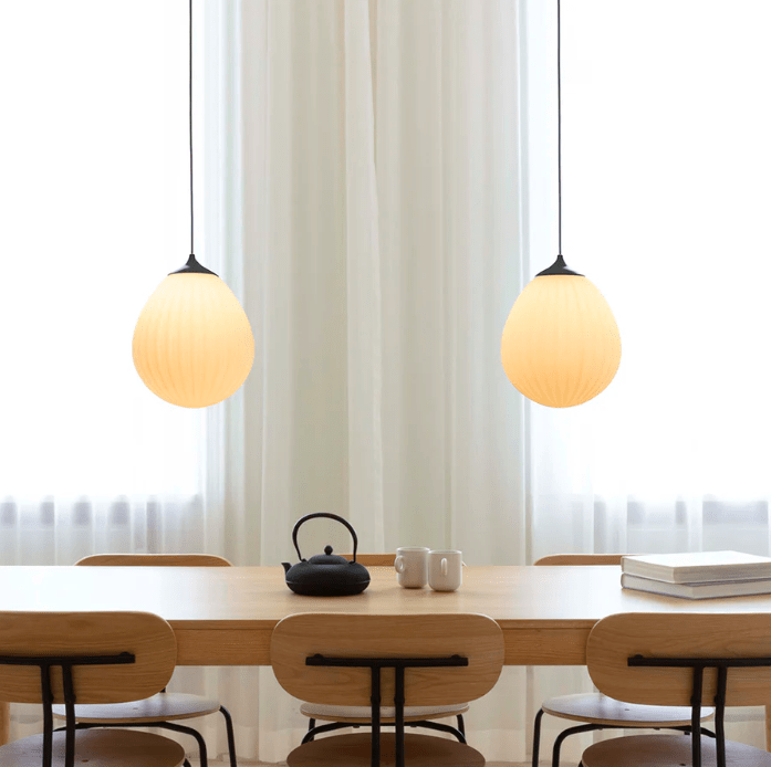 Duża, czarno-biała lampa wisząca w kształcie kropli Around The World