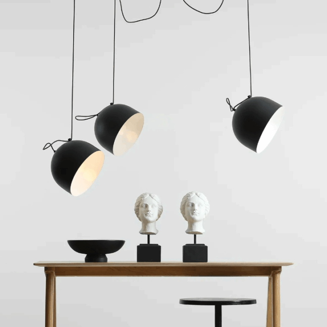 Nowoczesna lampa wisząca Noor 3 z czarnymi kloszami w stylu pająka