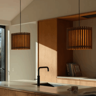 Wisząca lampa z lameli Komorebi UMAGE, 33 cm, ciemne drewno