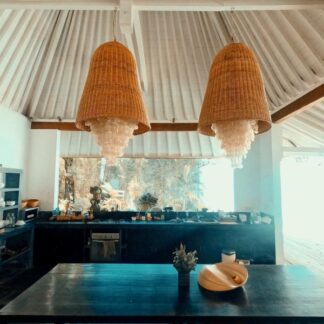 Wisząca lampa Shell z dużym rattanowym kloszem i ozdobami z muszelek