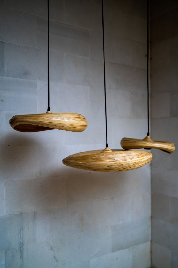 Wisząca lampa Stella L z bambusowym, płaskim kloszem w stylu boho