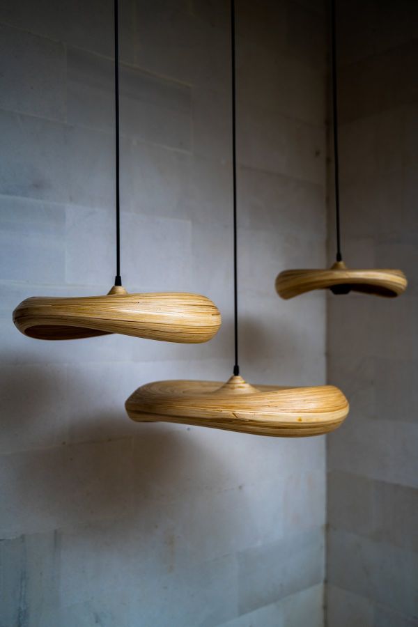 Wisząca lampa Stella L z bambusowym, płaskim kloszem w stylu boho