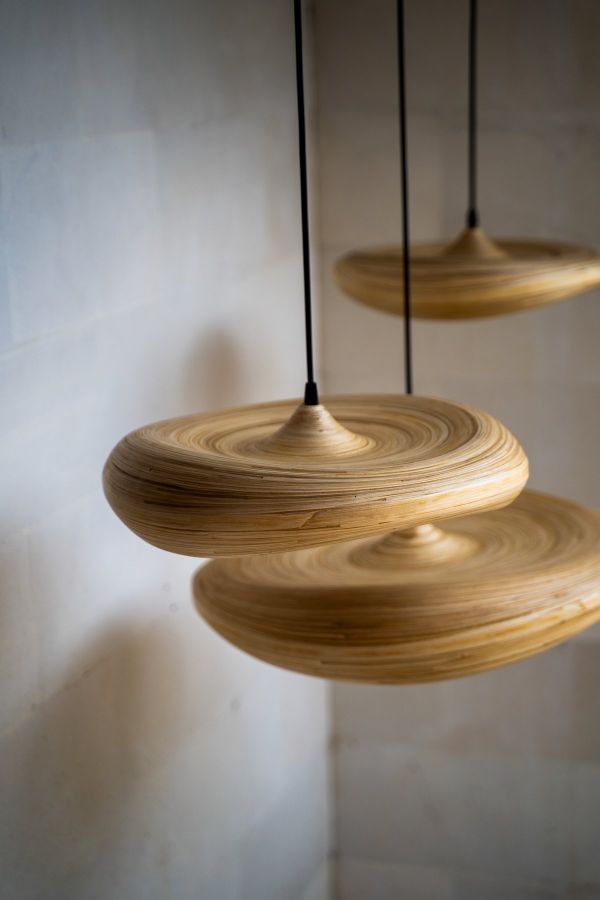 Wisząca lampa Stella L z bambusowym, płaskim kloszem w stylu boho