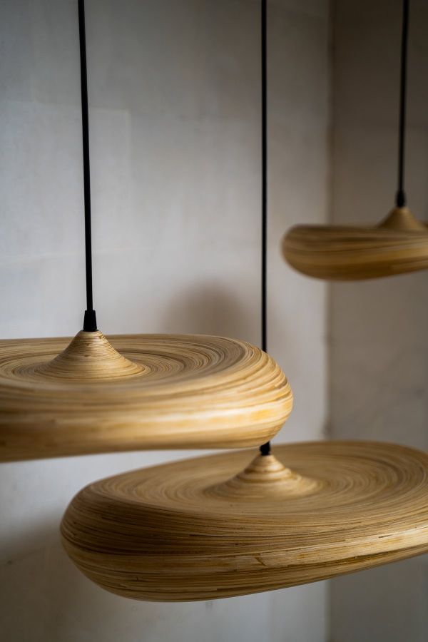 Wisząca lampa Stella L z bambusowym, płaskim kloszem w stylu boho