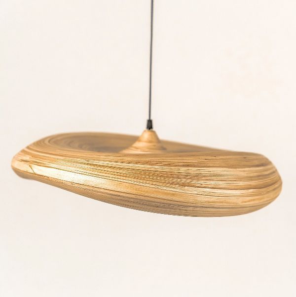 Wisząca lampa Stella L z bambusowym, płaskim kloszem w stylu boho