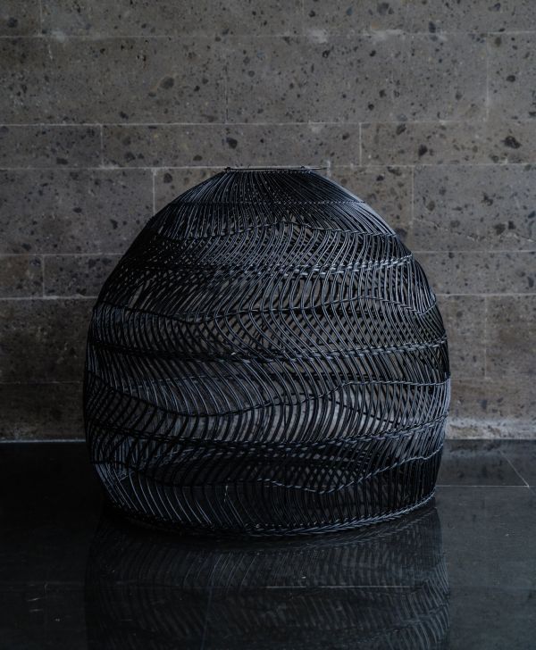 Czarna rattanowa lampa wisząca Cezar L w stylu boho od Monnarita