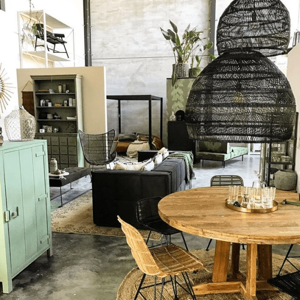 Czarna rattanowa lampa wisząca Cezar L w stylu boho od Monnarita