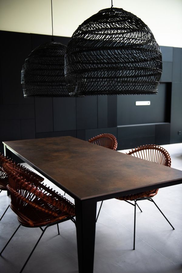Czarna rattanowa lampa wisząca Cezar L w stylu boho od Monnarita