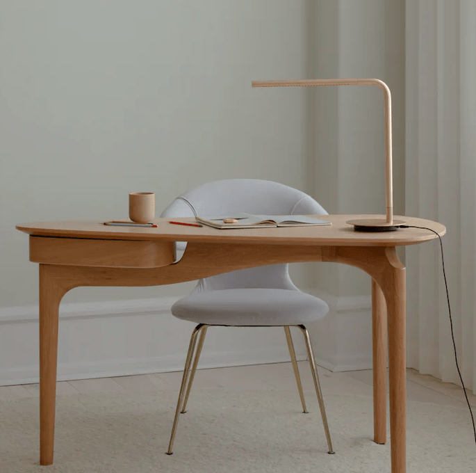 Nowoczesna lampka LED Omni UMAGE na biurko z regulacją jasności i portem USB