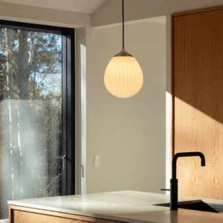 Żłobiona lampa wisząca Around The World w szczotkowanym mosiądzu