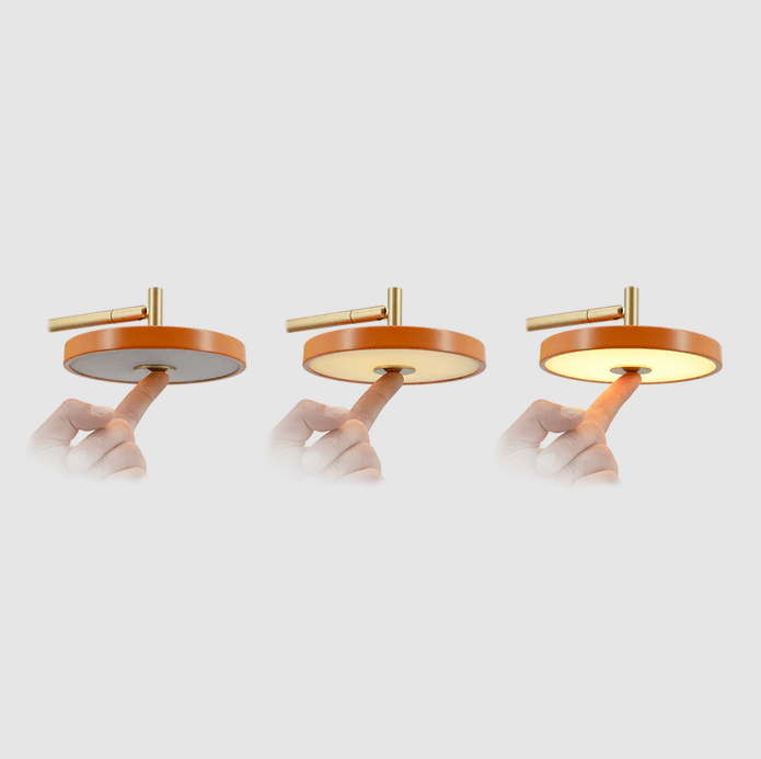 Czarno-złoty kinkiet Asteria Wall o płaskim dysku i możliwością regulacji