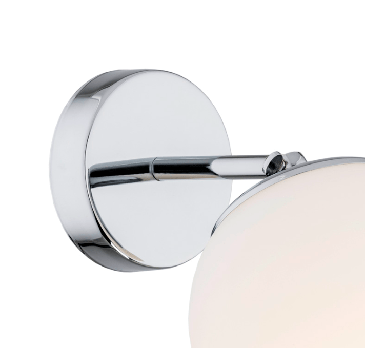 Satelite – elegancki srebrny kinkiet do łazienki z mleczną kulą, odporny na wilgoć dzięki klasie IP44