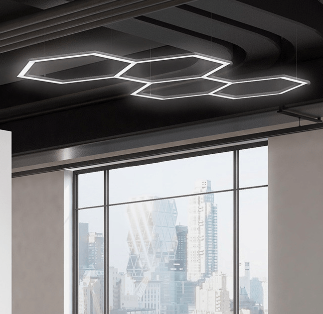 System oświetlenia biurowego Geometric LED w formie sześciokątów zawieszonych na linkach