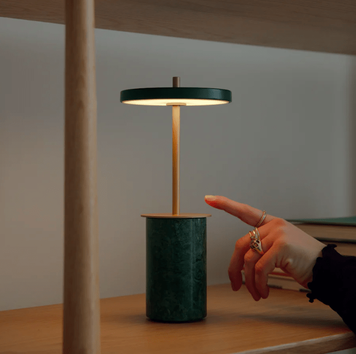 Przenośna zielona lampka stołowa LED Asteria Move Mini z funkcją ładowania i klasą szczelności IP44