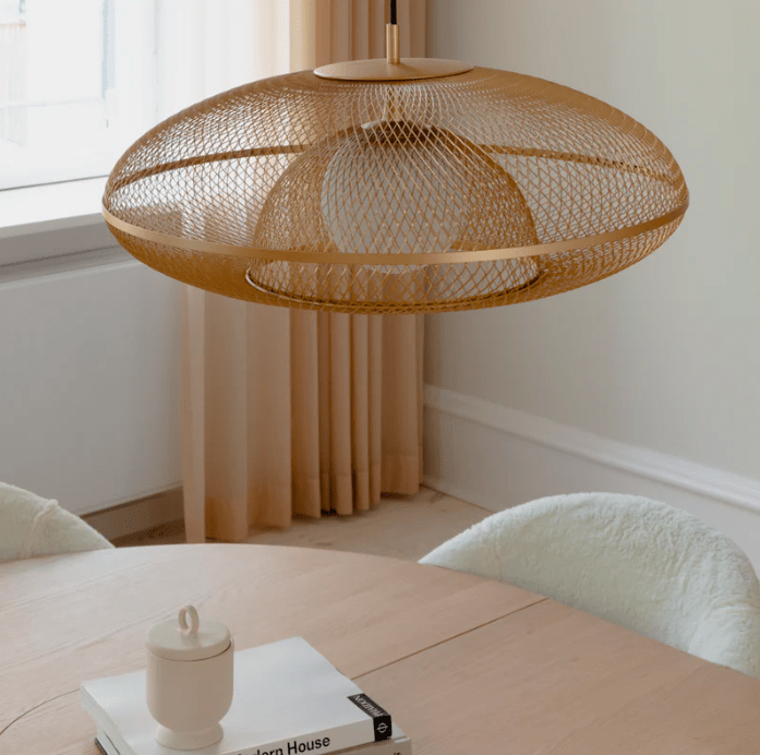 Stylowa wisząca lampa Faraday 60 UMAGE w odcieniu złota z mosiądzowaną siatką