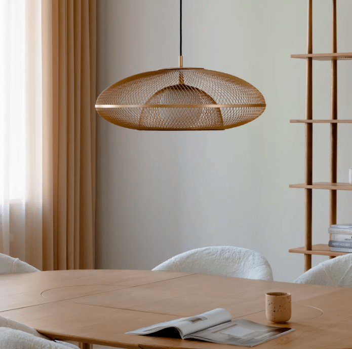 Stylowa wisząca lampa Faraday 60 UMAGE w odcieniu złota z mosiądzowaną siatką