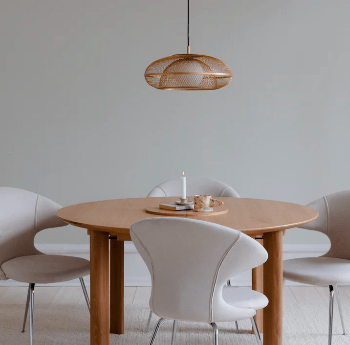 Stylowa złota lampa wisząca Faraday 45 UMAGE z drucianą konstrukcją i białą kulą