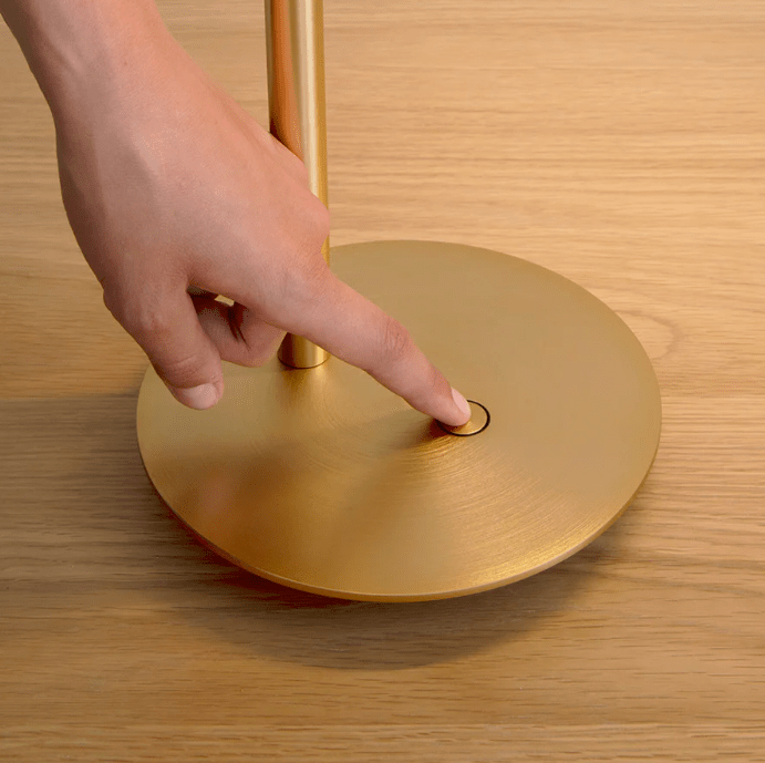 Nowoczesna lampka LED Omni UMAGE na biurko z regulacją jasności i portem USB