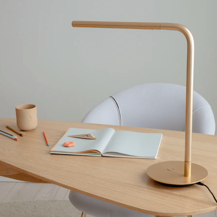 Nowoczesna lampka LED Omni UMAGE na biurko z regulacją jasności i portem USB