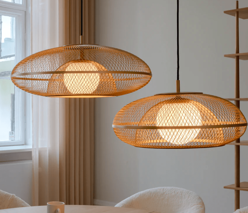 Stylowa wisząca lampa Faraday 60 UMAGE w odcieniu złota z mosiądzowaną siatką