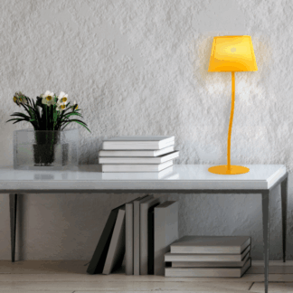Dziecięca lampka stołowa Nicola w żółtym kolorze do postawienia na biurko