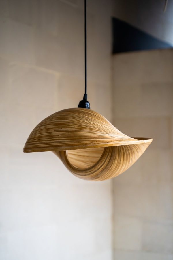 bambusowa lampa na czarnym zawieszeniu