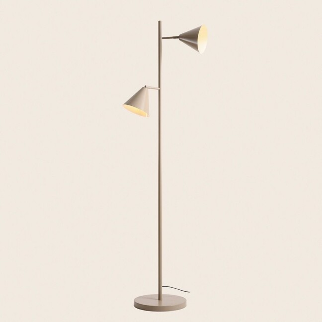 bezowa-lampa-podlogowa-form-z-dwoma-stozkowymi-kloszami-i-mozliwoscia-regulacji