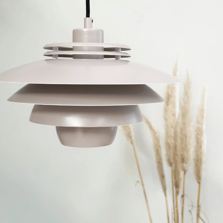 Beżowa, skandynawska lampa wisząca Ejka Mini 30 do salonu